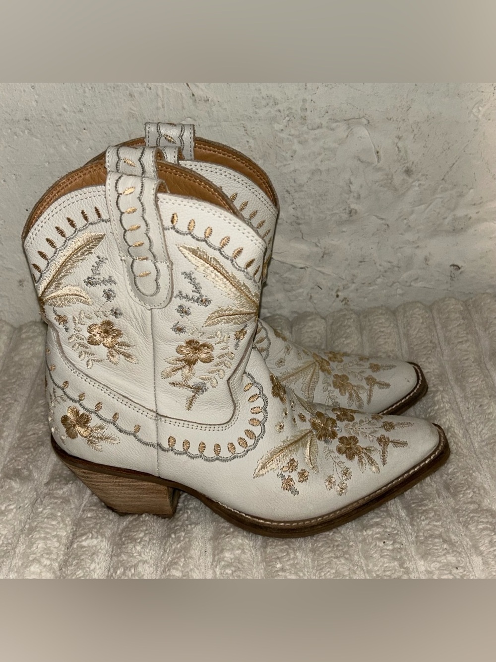 dingo White Western Embroidered Ankle Boots with Gold Stitching